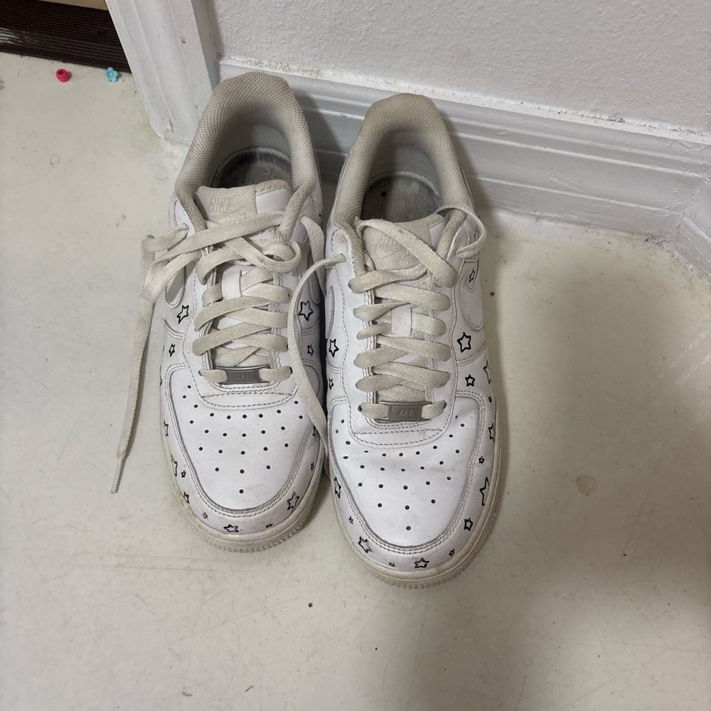 Nike White Sneakers with Black Star Accents - Picture 5 of 5